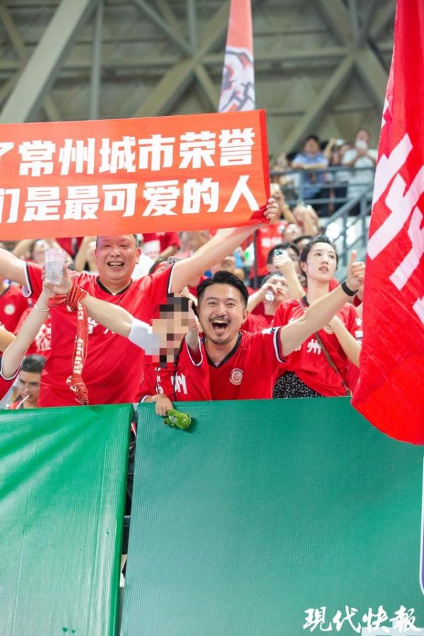 信康配资 常州球迷带白血病儿子看苏超，市长周伟在线暖心留言